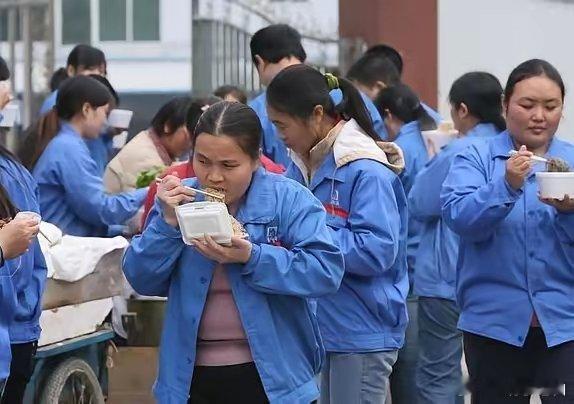 2026年全国两会，政协委员周世宏提交提案，建议废止劳务派遣制度，要求用工单位与