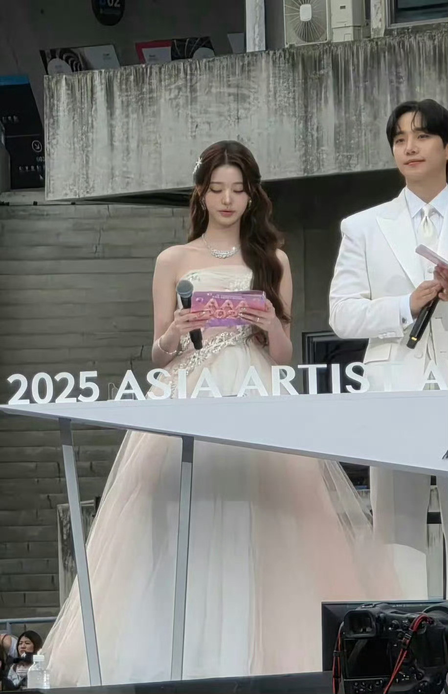 手机后置能拍到这样美丽的糊图博主真的是误闯芭比世界碰到元英公主了….🩰cr.