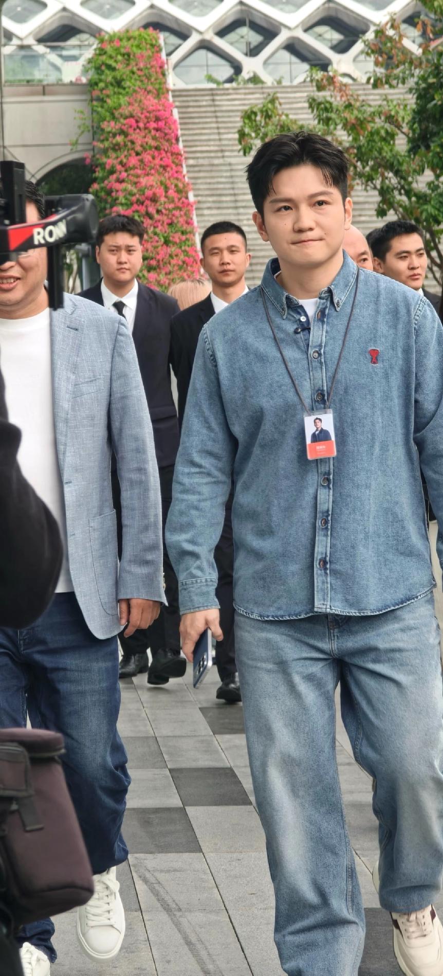 樊振东开小米。樊振东来深圳小米了，东啊！真新鲜！这颜值、这打扮，这太完美了吧