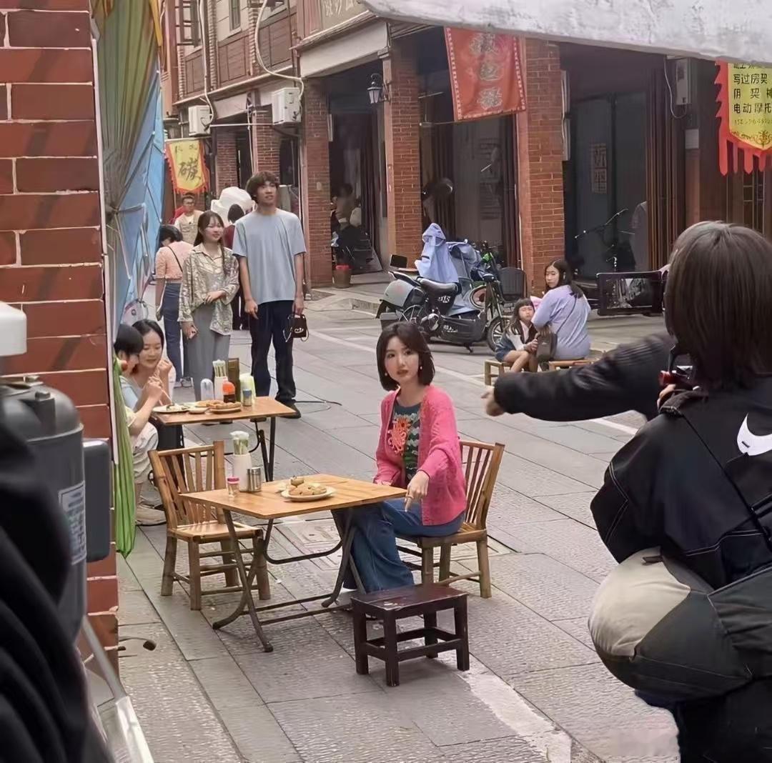 别再被毛晓彤骗了，真实的毛晓彤长这样！果然明星还是得看生图啊！