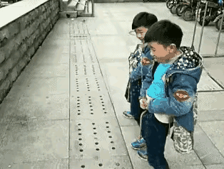 这一幕太搞笑了这俩小男孩尿高比赛一个个憋红了脸铆足了劲发誓要在这