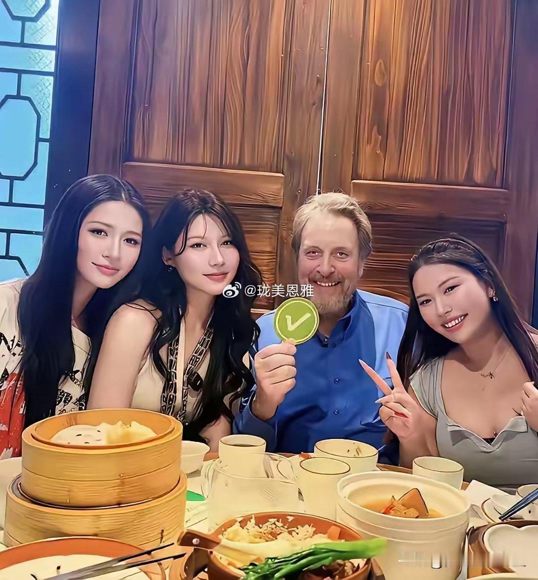 马斯克爸爸真是艳福不浅来中国玩几天，身边总是不缺美女陪伴​​​