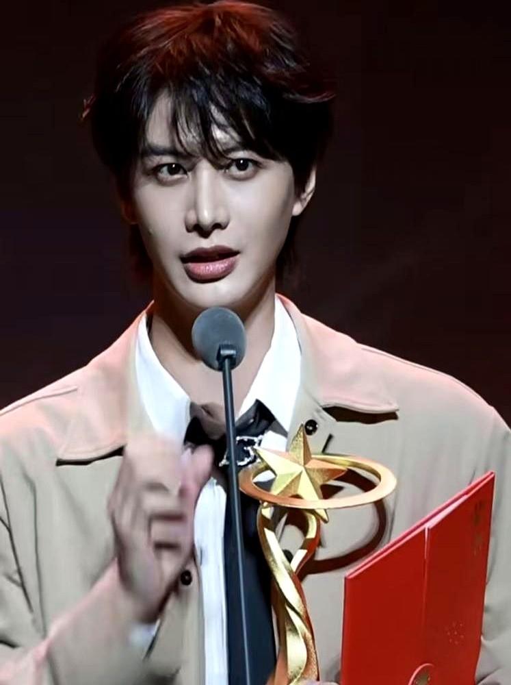 这奖拿得也太讽刺了吧！现在网上吵翻了，有人说何健麒拿年度最佳男星是要逆风翻盘