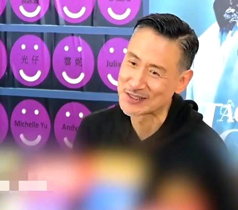 张学友64岁，两年七个月连唱324场，刷新自己纪录。1000场巡演，华语歌