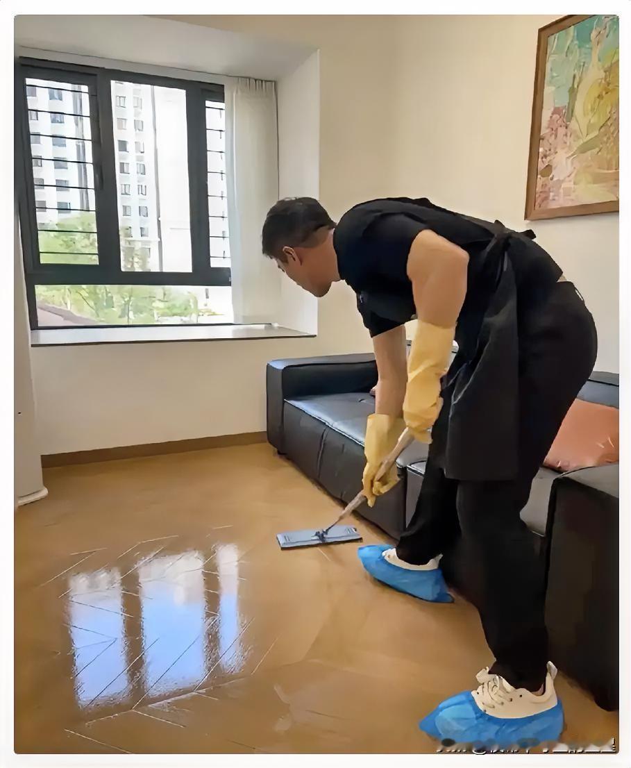 一男子两三年没上班了，但是日子一点没受影响。房子是他爸妈全款给买的，没有房贷