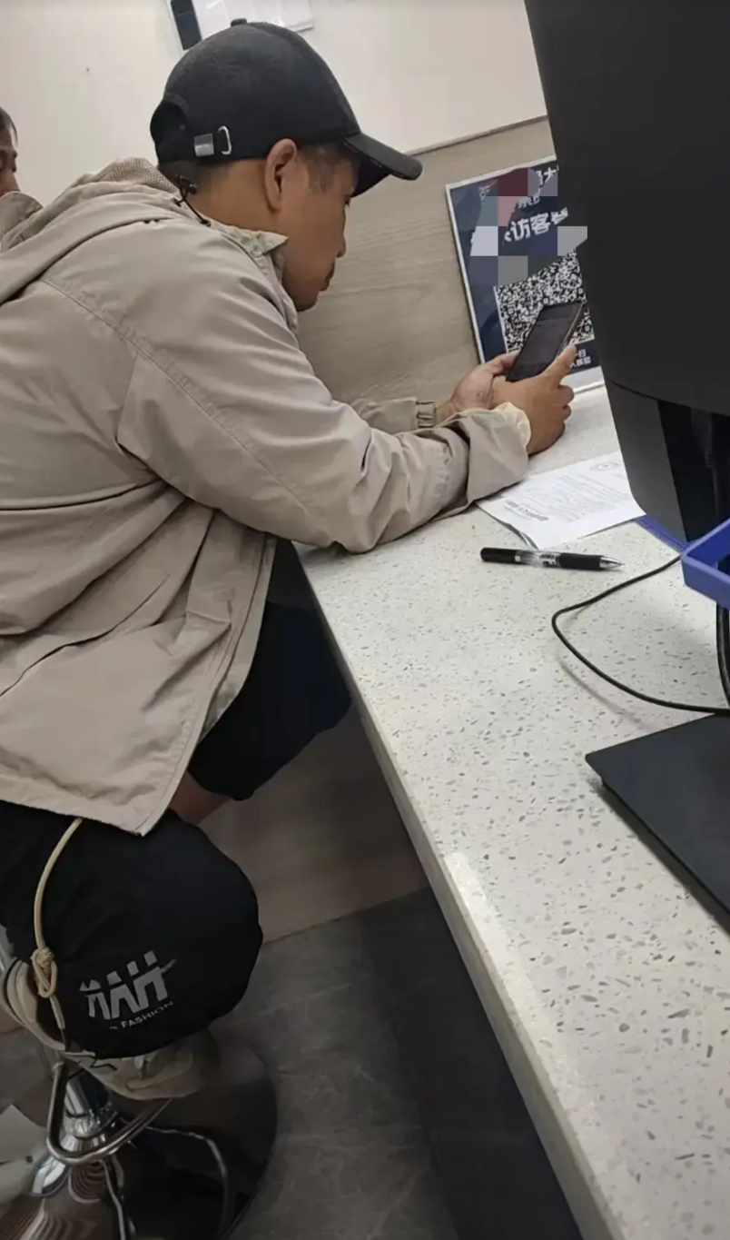 这个人骑电动车把我和我妈撞了，我报了交警，交警也做了判责，这个肇事者主责，他说他