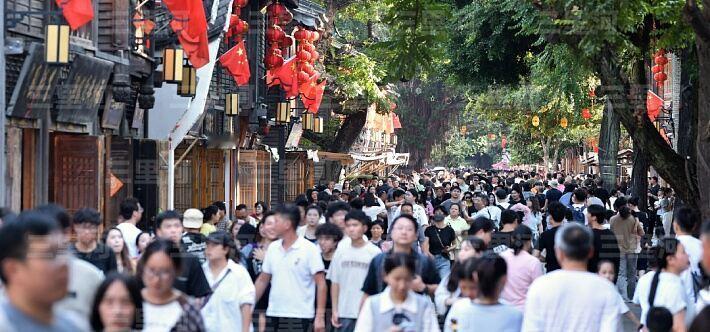 现在农村旅游消费破万亿，这变化太惊人了！就像山西运城的90后农村小伙高骏鹏，都十