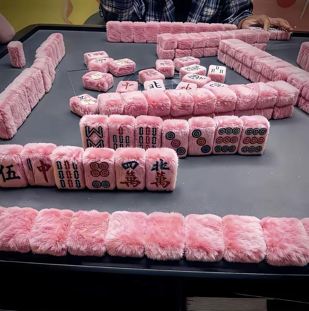 最近好多地方都开始强制戴白手套打麻将了，不戴不让进。我一开始还不信，后来听派出所