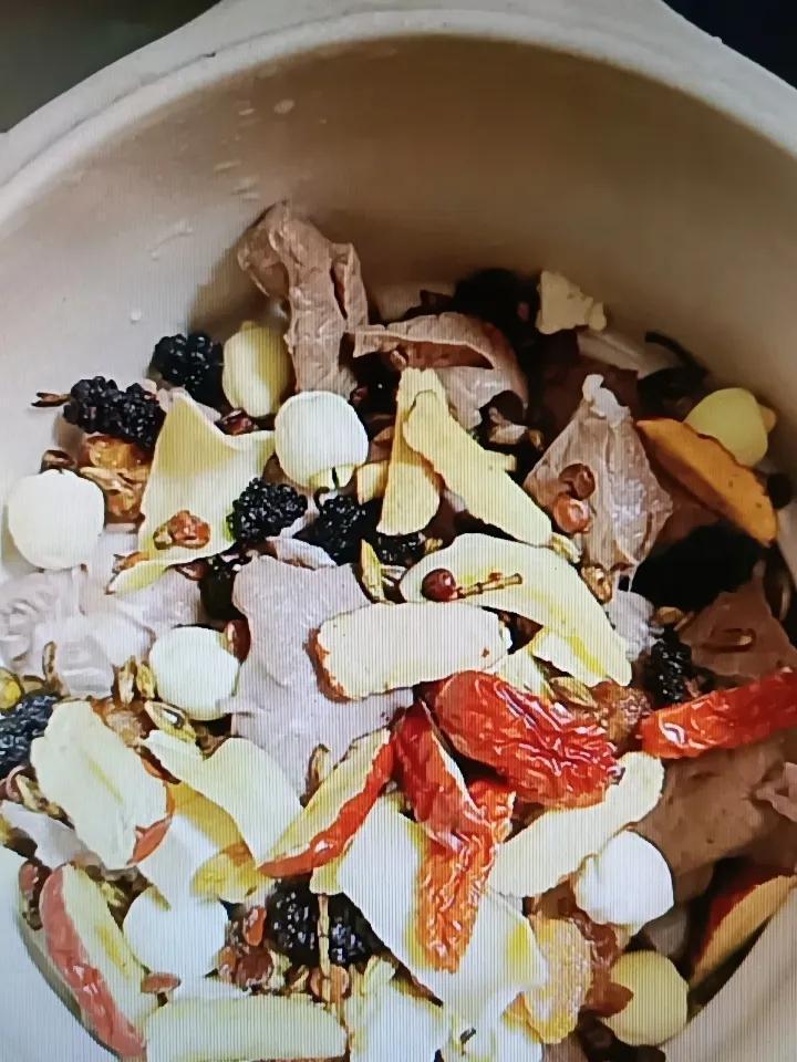 失眠真的太痛苦了，不过我有个失眠救星——酸枣仁百合汤。酸枣仁有宁心安神的作用，