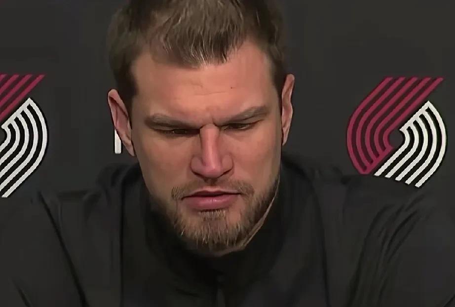 斯普利特快没耐心了，已经开始烦了吧？每场比赛赛后记者都会问主教练斯普利特关于杨