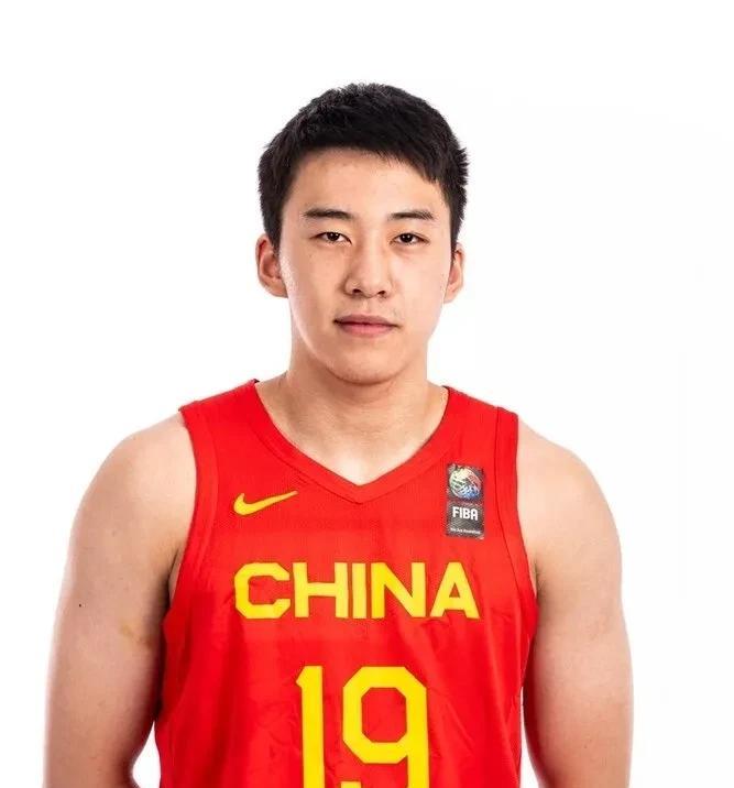 中国男篮有了王俊杰终于不用害怕杜润旺入选了。曾凡博受伤，中国男篮四号位紧缺，郭士