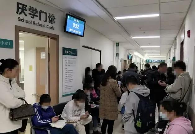 你见过39人的初三班级，到后半学期只剩十几个孩子天天来上课吗？剩下的，不是请假，