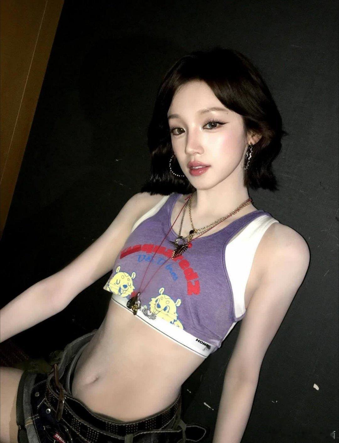 宋雨琦身穿一件紫色的背心，搭配着时尚的牛仔裤，简直就是青春的代名词