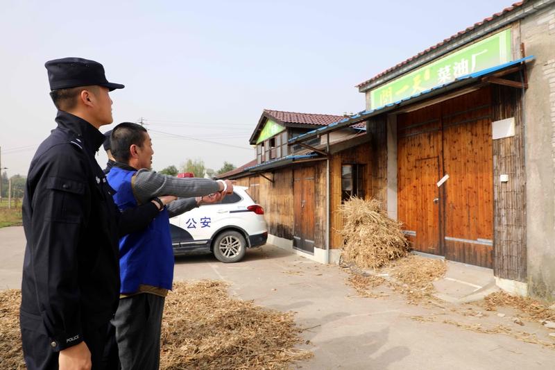 江西九江市公安局原副局长江任发这事儿，可太让人来气了！他本来是个执法的，却知法犯