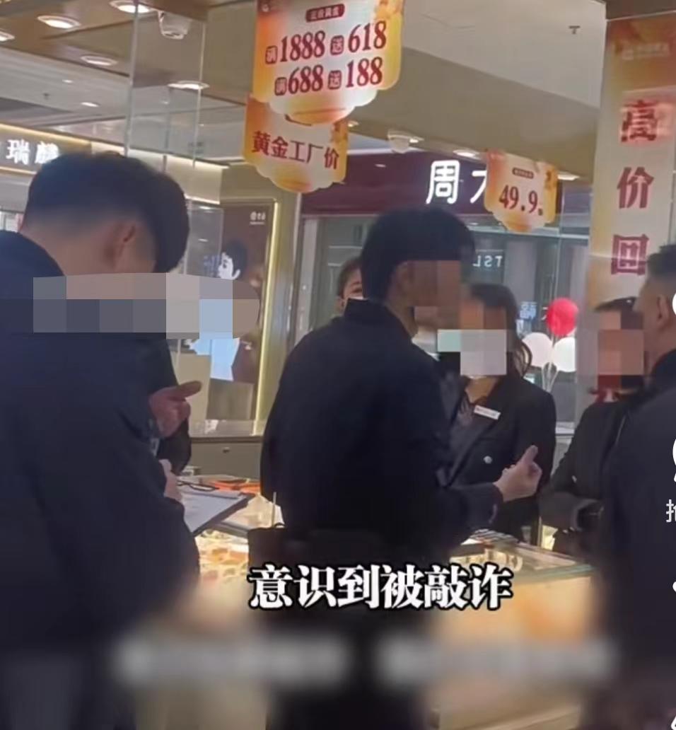 我滴天啦！现在敲诈都这么明目张胆了甚至连帽子叔叔到场都有恃无恐的！11月