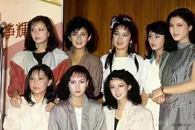 那时候的美女一看就知道谁是刘嘉玲的变化最大但是还是能看出来是她不过随着她的