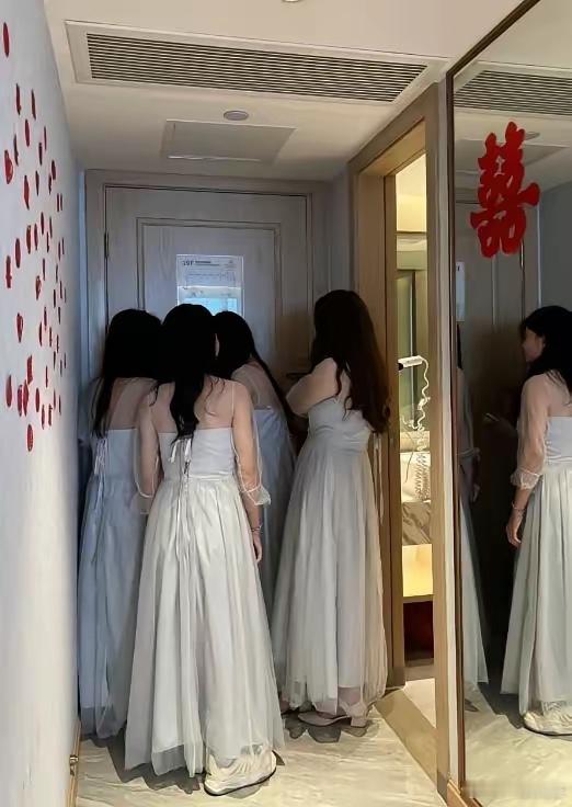 伴娘堵门要红包，5个人每人999。新郎喊了三遍开门，伴娘回你走啊谁怕谁。车队真走