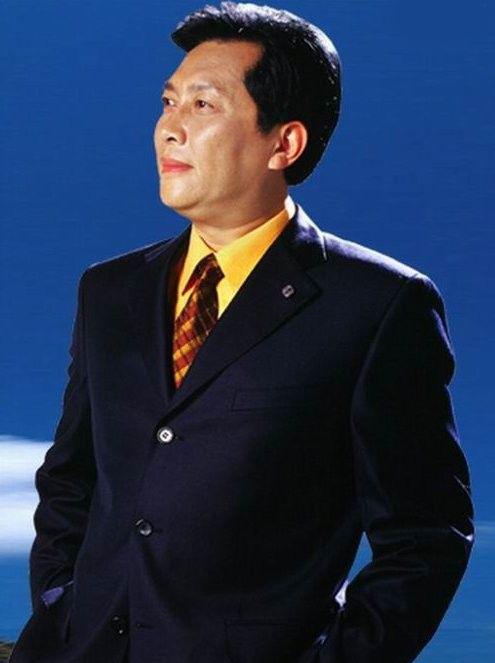 演员唐国强，年轻的时候，拍一部电影，在原始森林里，砍一个藤条，本来设计的是三刀砍