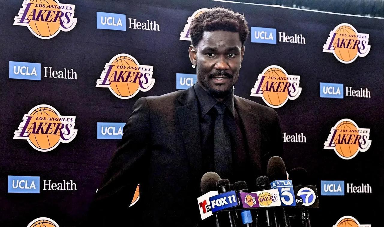 詹姆斯对艾顿加盟不上心啊！艾顿接受ESPN节目的采访时，被问道有没有与勒布朗还
