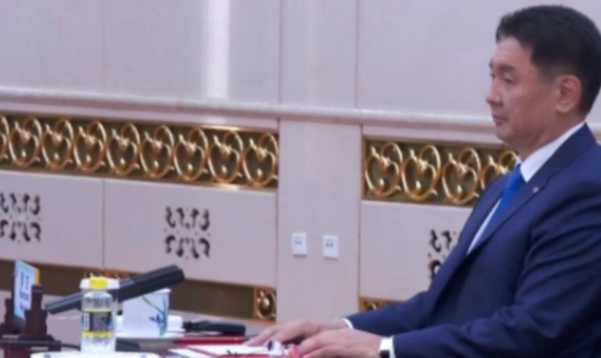 中国和蒙古国一下子签订了12份合作的文件。蒙古国地缘辽阔，矿产资源丰富，可以