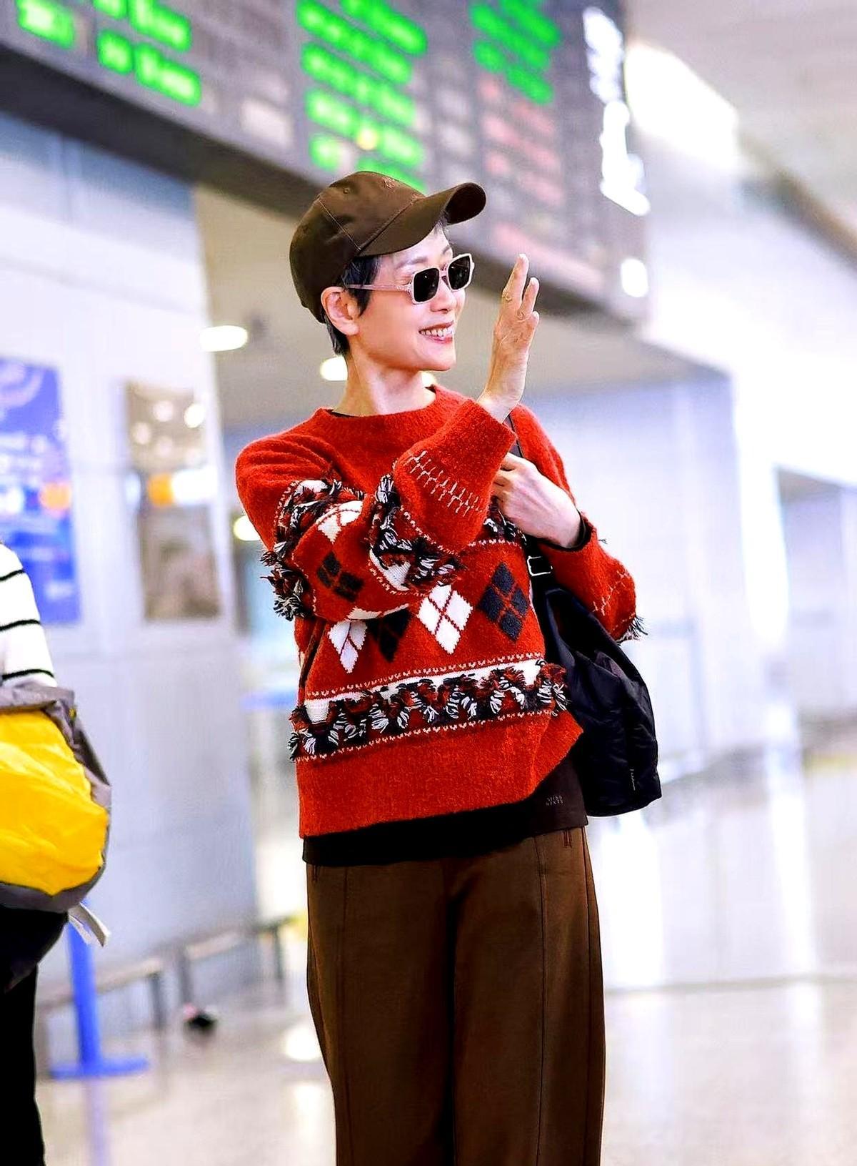 62岁的叶童，凭什么让全网刷屏？就凭她敢穿着银色亮片西装，在《乘风2025》总