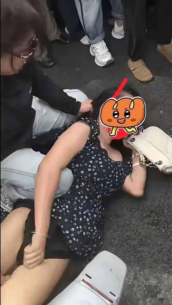 河北保定高阳街头，一名女子当众被扒掉裤子，多人围殴。现场有人拍视频传上网。高阳县