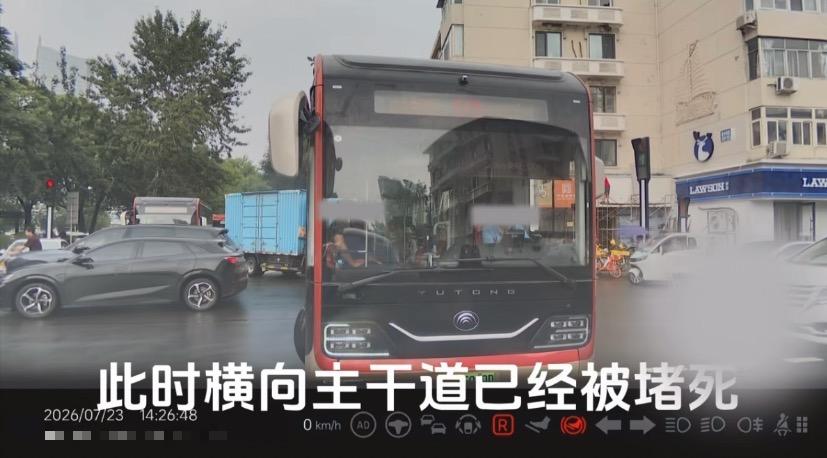 7月29日，天津一段路口行车视频在社交平台传播，一辆城市公交存在逆向行驶、