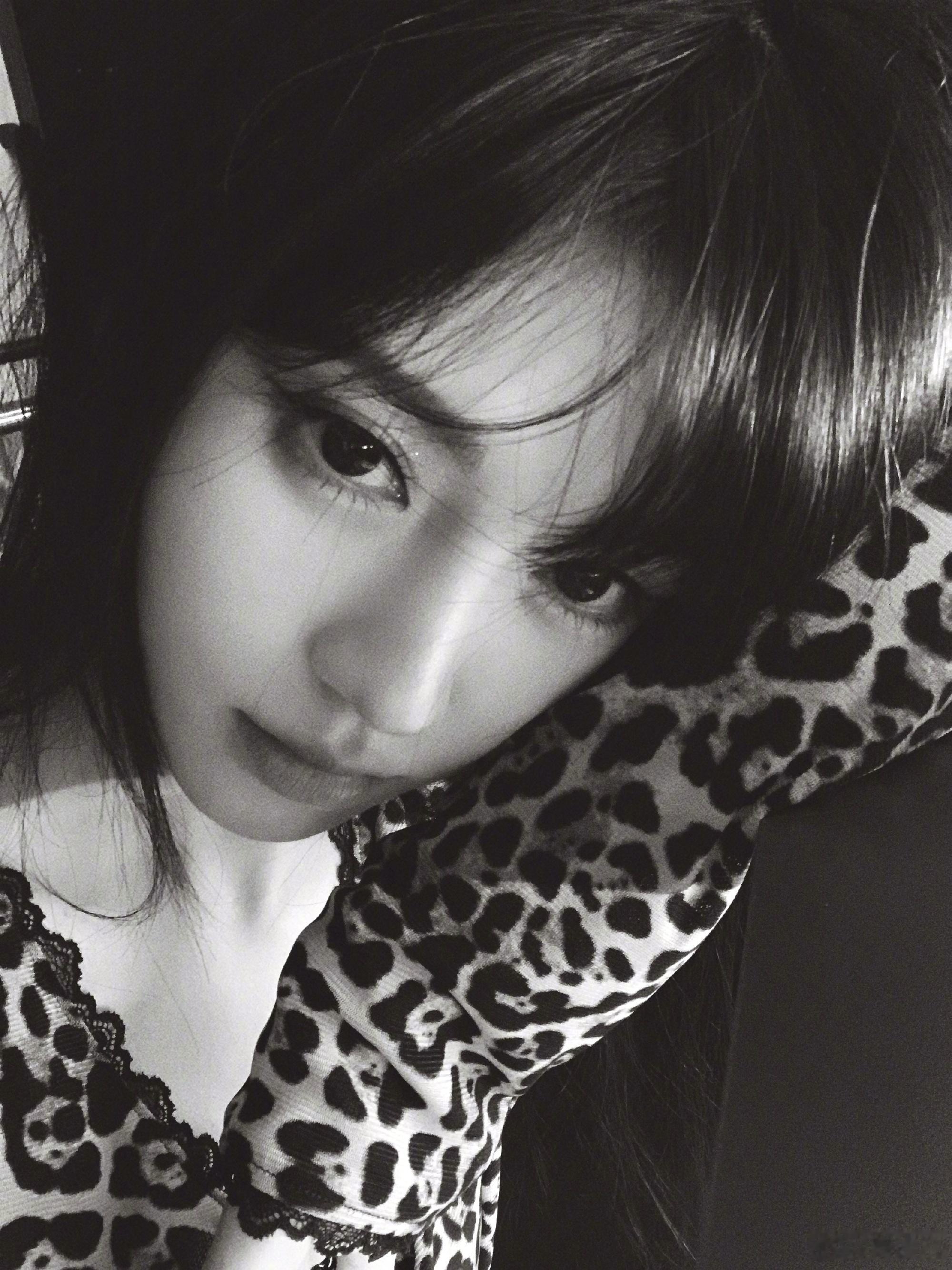 更新自拍🖤此女简直是狐狸🦊塑第一人，上挑的眼线、满分的表情管理，豹纹穿搭……