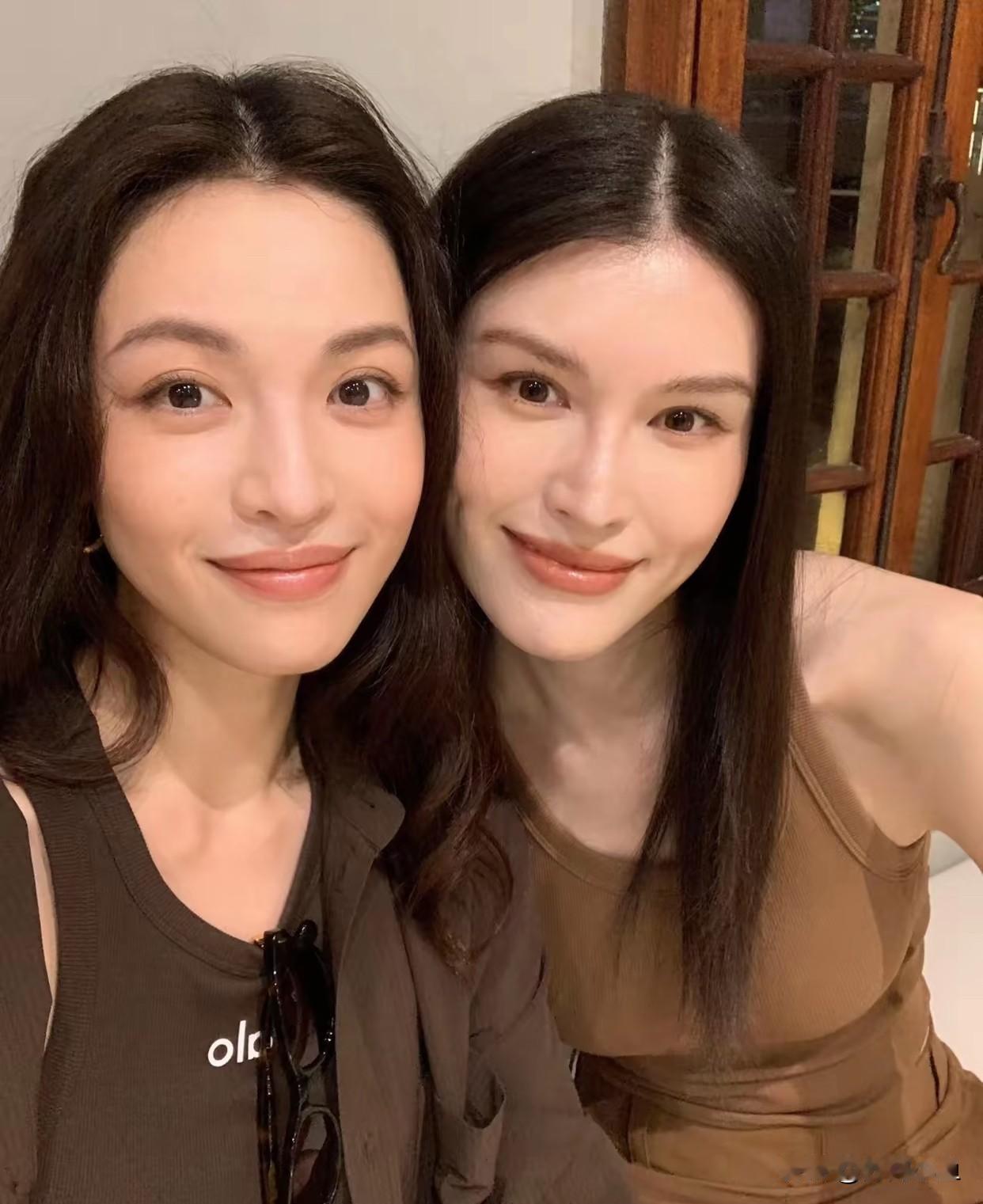 钟楚曦何穗气质完全不一样！一身咖色系休闲套装，氛围感直接拉满。钟楚曦五官明艳