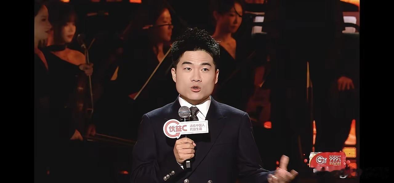 董宇辉确实牛，跨年音乐会档次不差央视，还有他邀请来的人，平时给人疯癫印象的龚丽娜