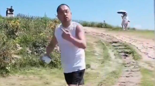 底线惨遭践踏，不装了！8月20日，青岛崂山公安发布通报，海之恋公园一名男子搭讪