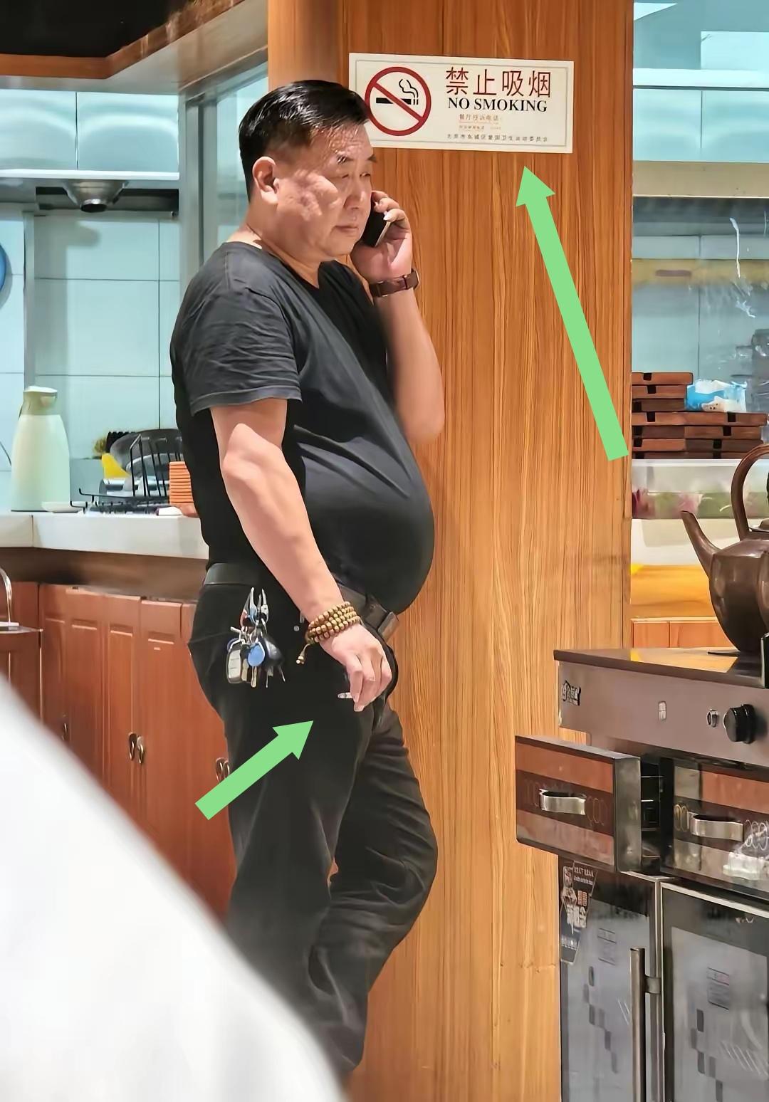 烟瘾不小，对警示视而不见。肚子不小，孕妇这样差不多都是该生了[捂脸哭]