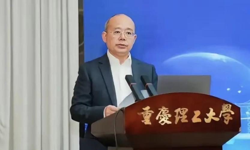 ​重庆理工大学那位廖副校长，在自家小区晨练时，被同校的汪副教授捅了。这场悲剧