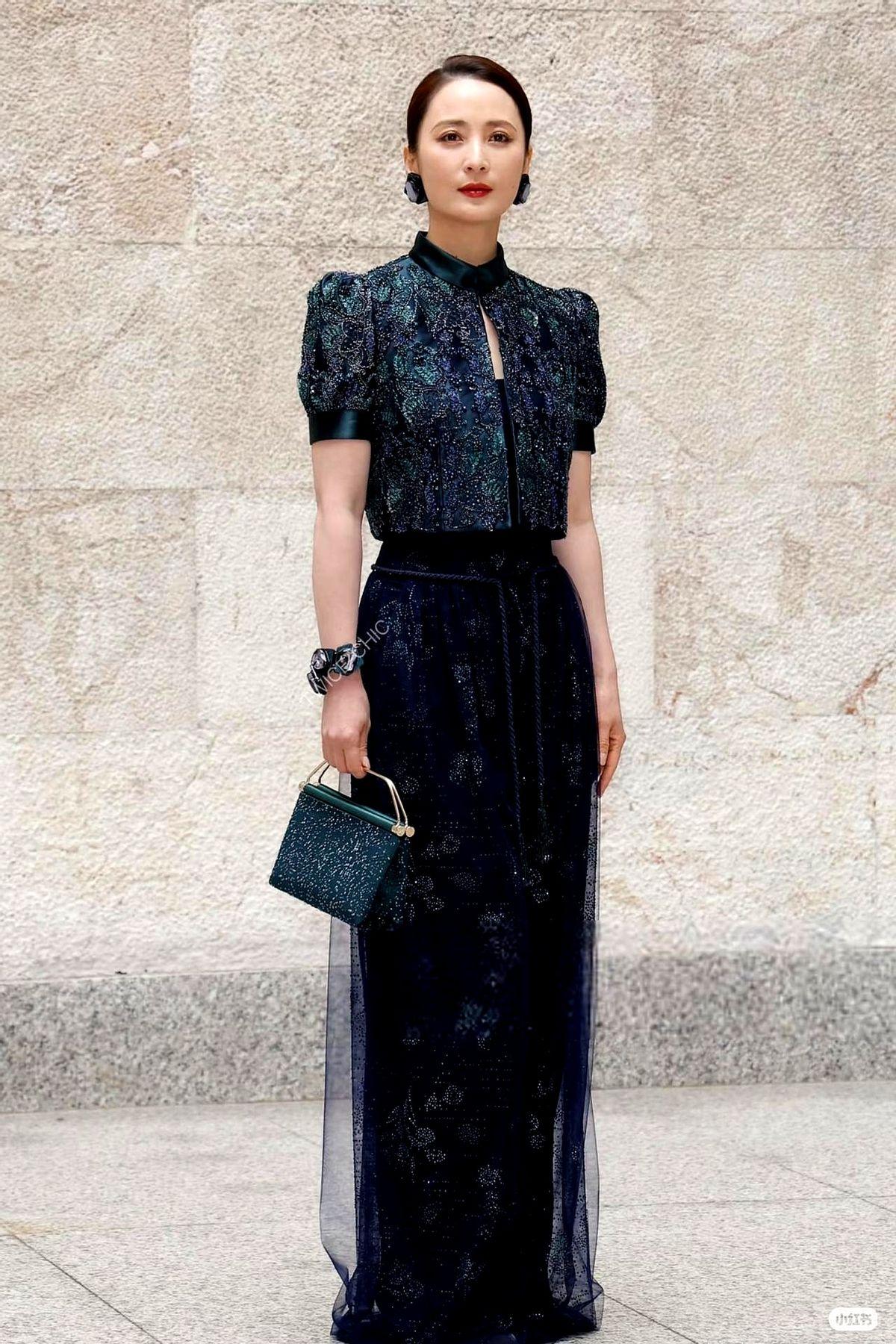 50岁的蒋勤勤，第一次跑去国际时装周，直接杀疯了！米兰那边，G社的怼脸生图都