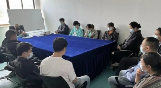 厂里没有订单，老板开会要给我们放假，放假多少时间没有确定，放假给最低工资标准每月