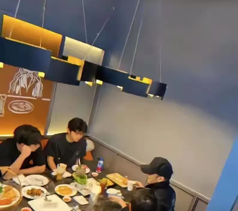 难怪港媒很少拍到谢霆锋的儿子们在香港上学的情形，原来两个孩子都去新加坡读书了。之