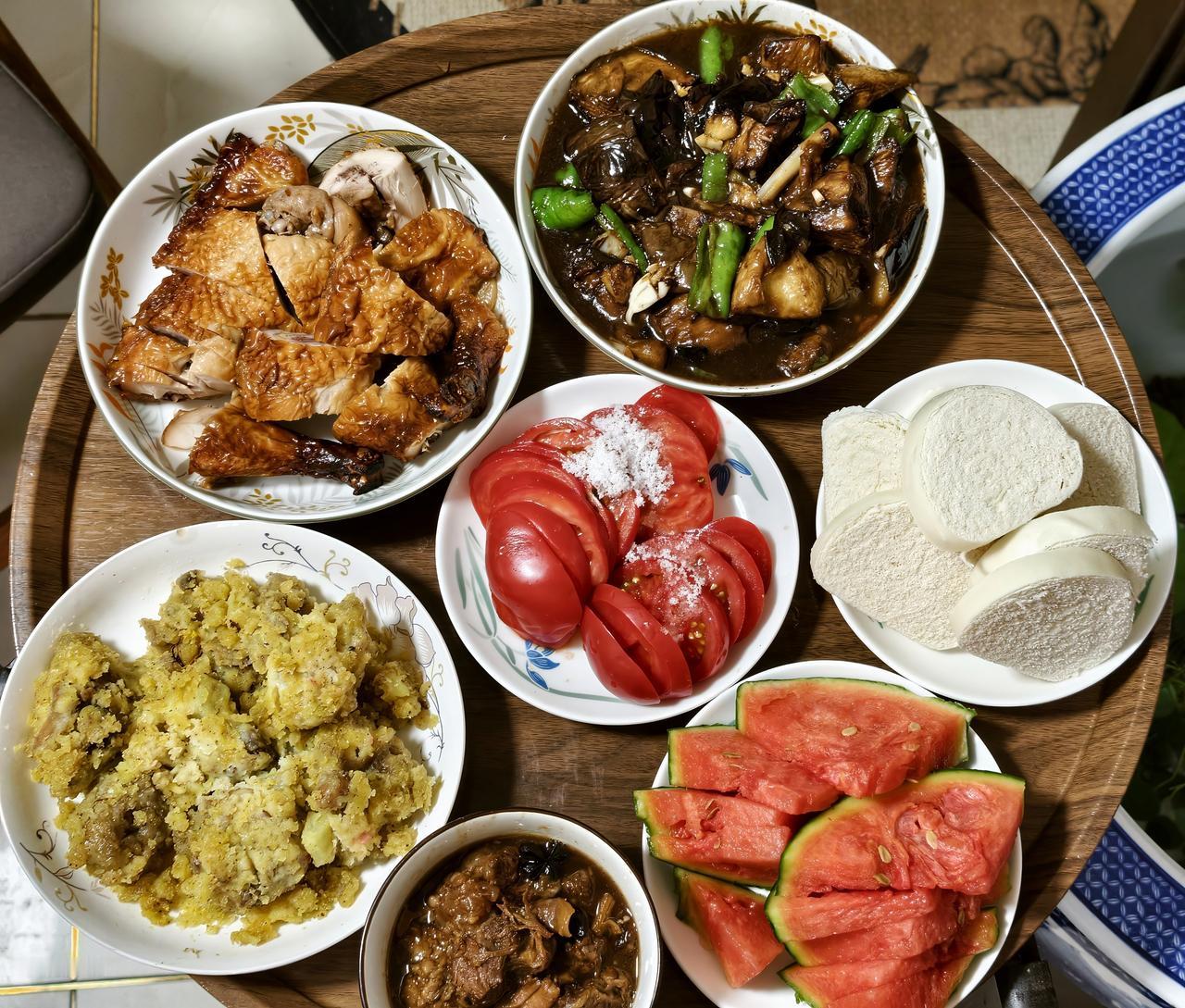 晚餐：京味烧茄子、粉蒸鸡、大益烤鸡腿、小碗牛肉、糖拌西红柿、西瓜；主食：烤馒头片