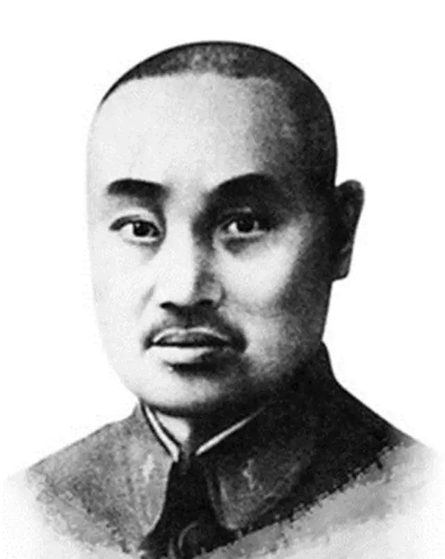 1938年，在藤县保卫战中，王铭章看着距离自己一千多米的龟尾寿三，问旁边的副官“