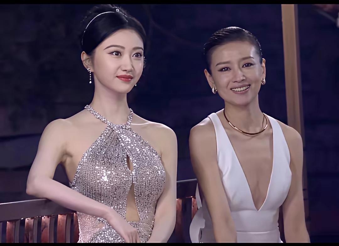 景甜是怎么做到又瘦又有料的？真的是该胖的胖，该瘦的瘦，也是天生尤物。另一个清秀