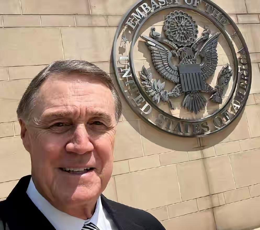 美国驻华大使庞德伟2月23日发文写道：“1945年的今天，美国海军陆战队在经过3