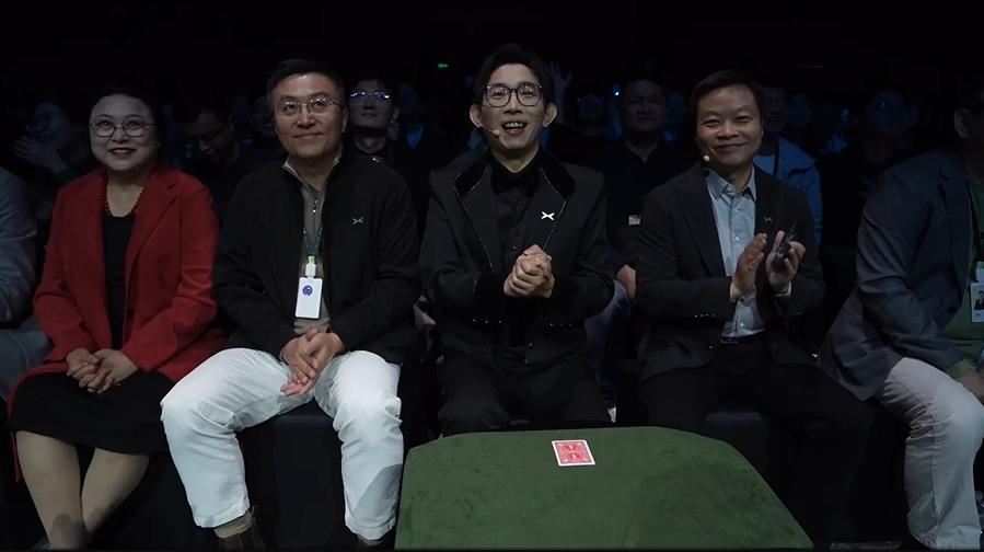 小鹏发布会也太有创意了！一开场就用魔术表演抓住了所有人的目光，完全打破了传统车企