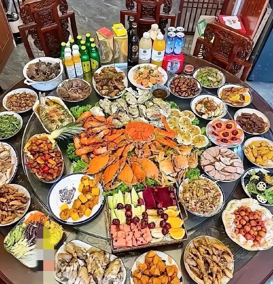 这桌菜我算了一下，大概3000左右，最贵的就是那个帝王蟹，其它的贵不了多少，我只