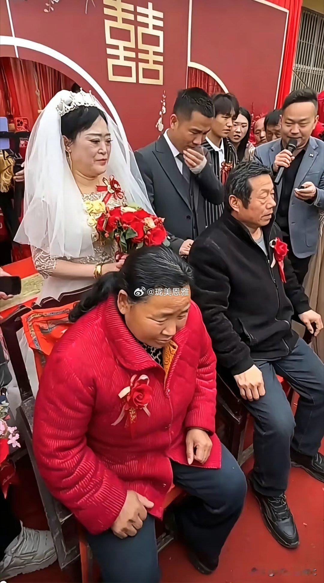 毫无疑问，这新娘年龄绝对比她妈大她父母不开心，很明显就是因为儿媳妇太老了吧？！