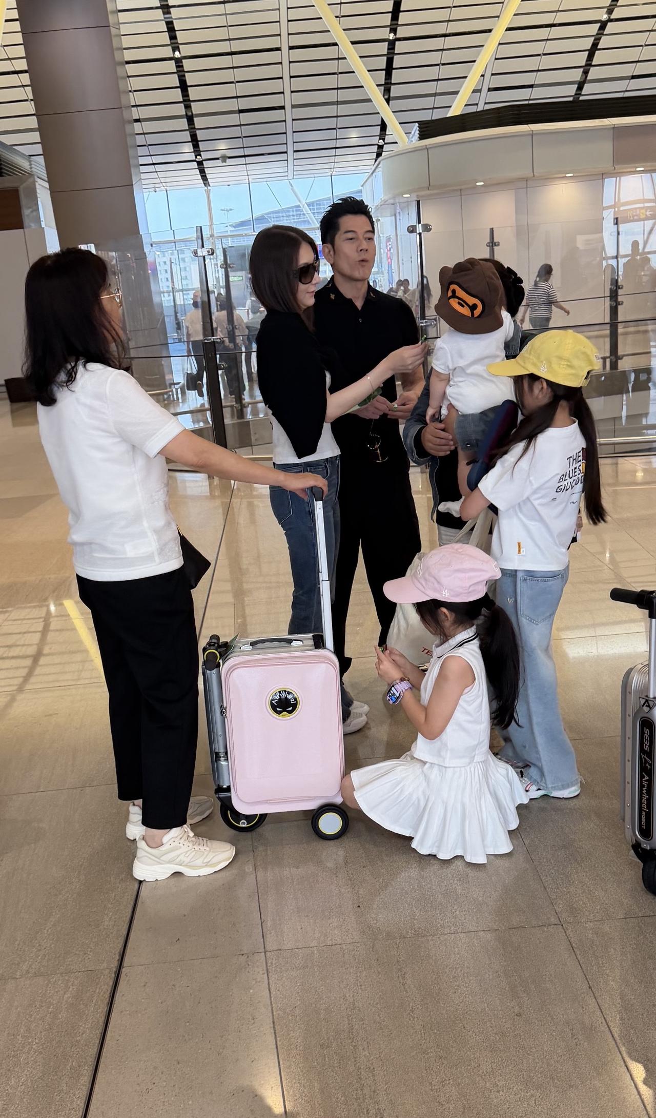 郭富城一家出行，带了两个保姆一个菲佣。7月16日，有网友在机场偶遇郭富城一家