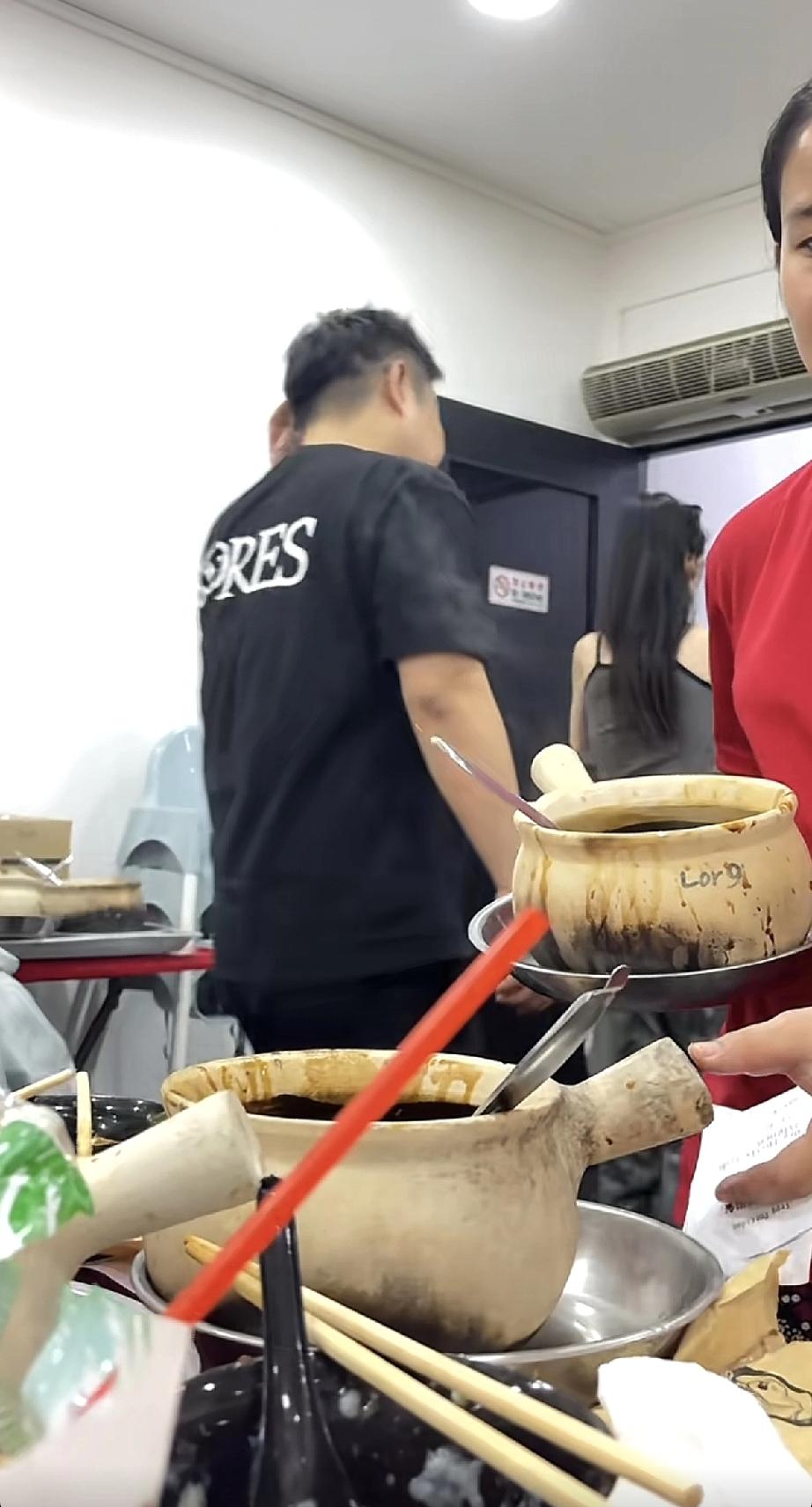 王思聪新加坡喝粥，品味可真差，身边女伴不好看，并且喝平价可乐!近日，有网友晒