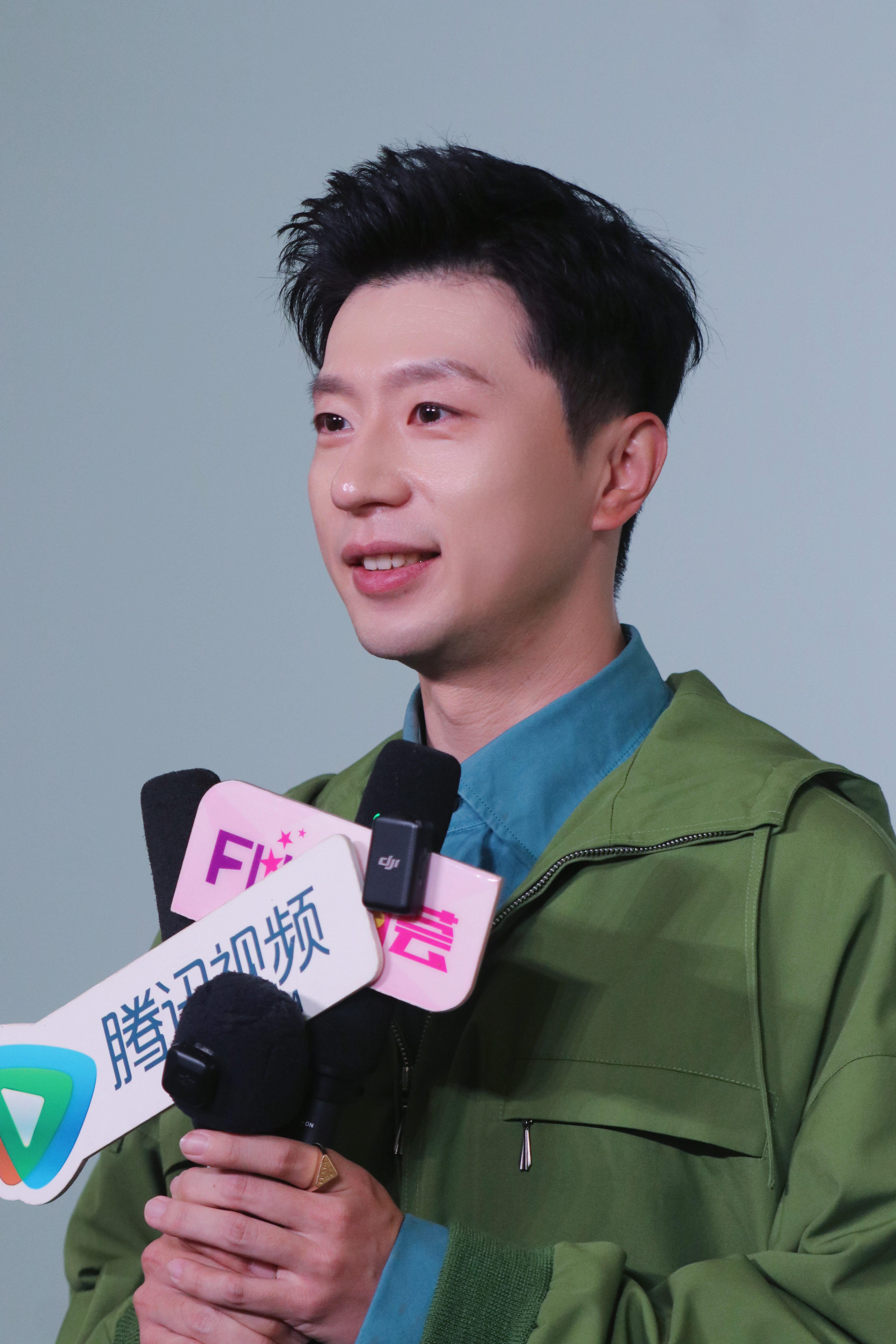 Prada代言人马龙内场的摄影图耶马龙｜乒乓战神的时尚副本开启💼赛场上是