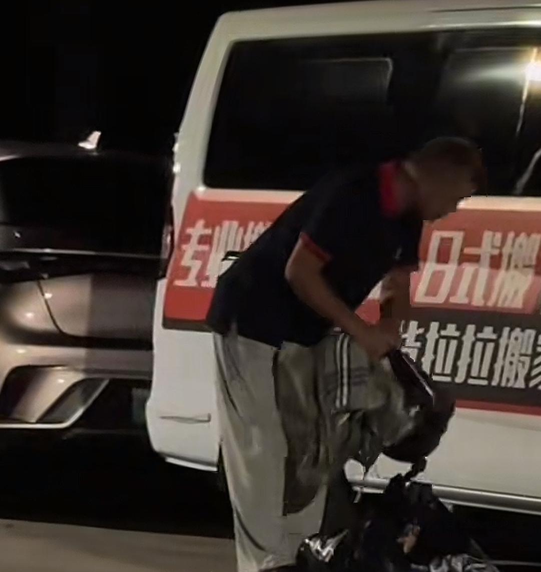 沈巍昨天去南京和晓晓约会，连夜又赶回上海白鹤[笑着哭]今天凌晨四点钟，坚持去捡垃圾