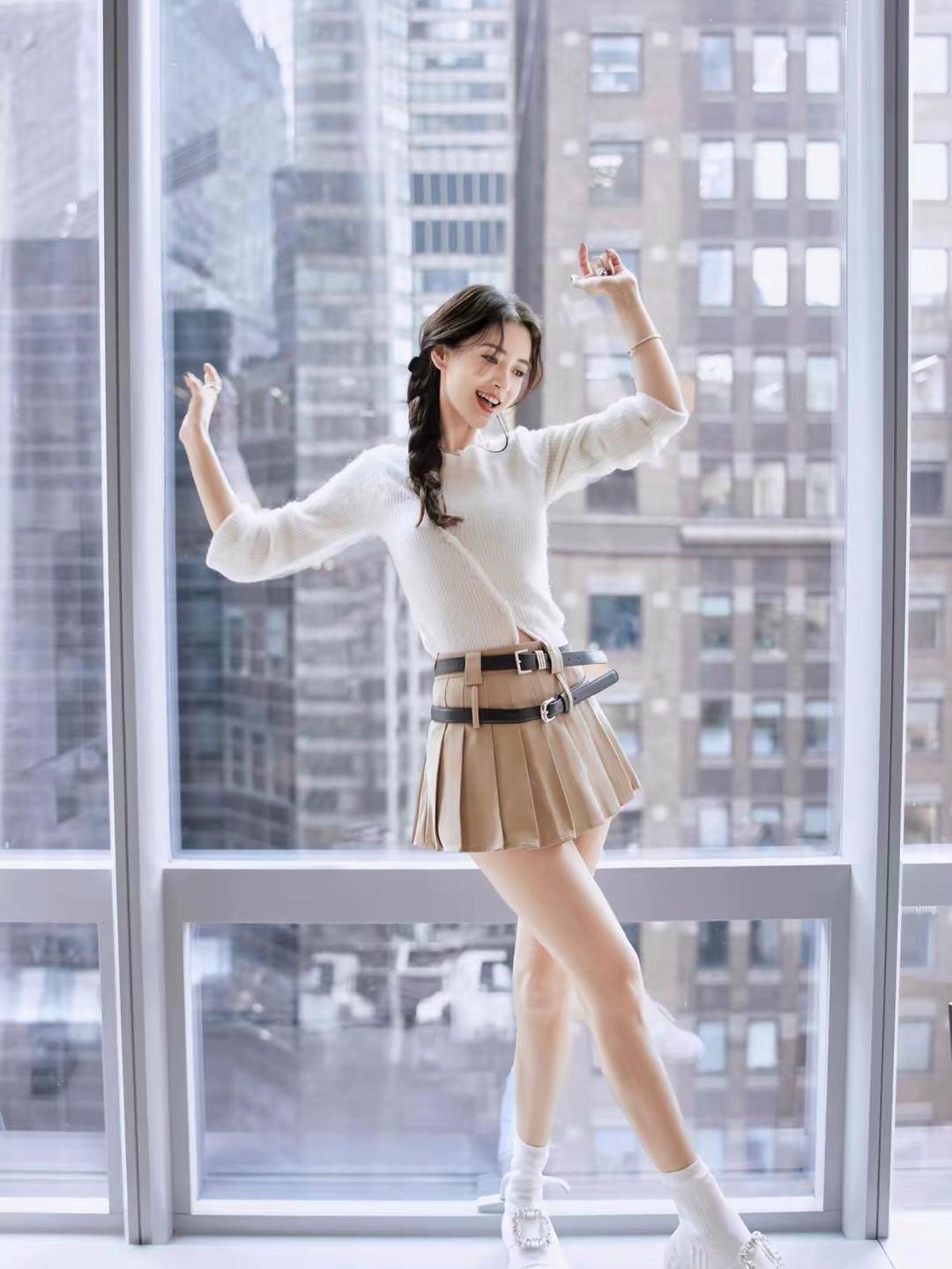 杨颖在落地窗前穿着百褶裙的baby妈妈