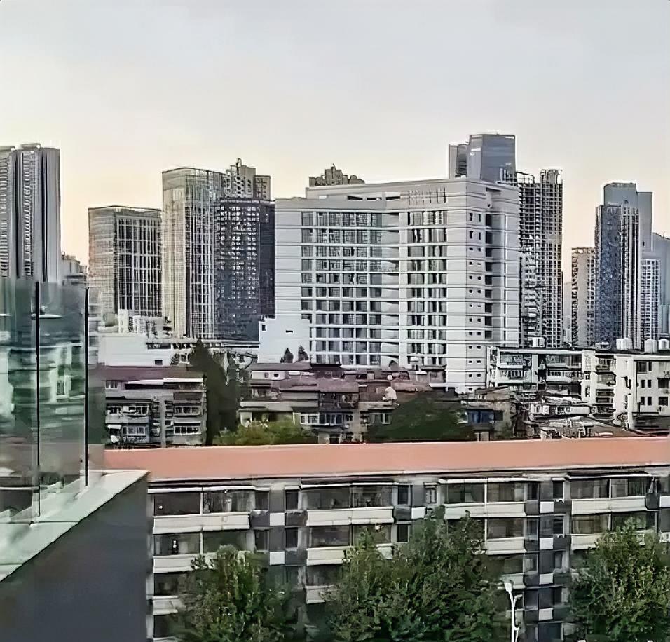 青岛的房，分两种：一种是市北新都心的3万8大平层，开盘秒光，中介蹲门口等转手；另