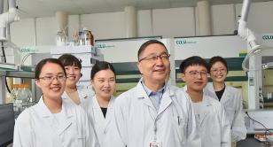 区区一公斤玻尿酸，竟被美国炒到200万天价。作为白内障手术的核心材料，国内无数老